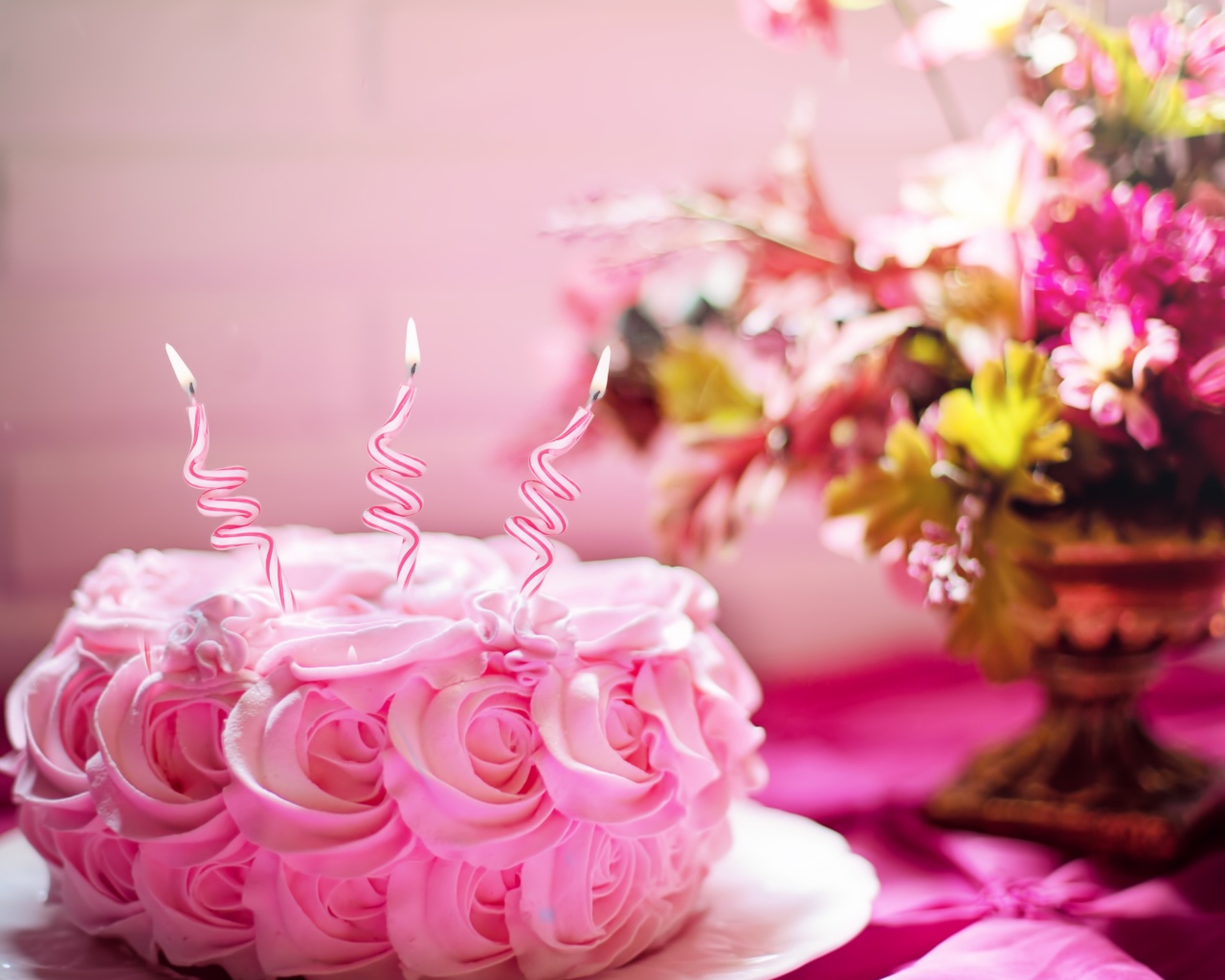 Розовый торт со свечами на День рождения