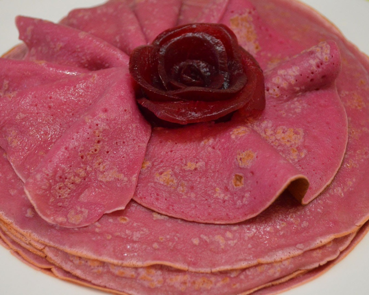 Красивые свекольные блины угощение на Масленицу 