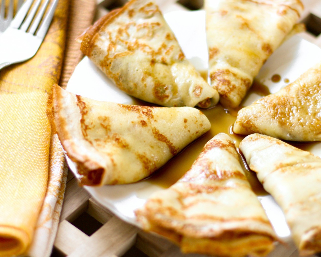 Аппетитные блины с медом на Масленицу 