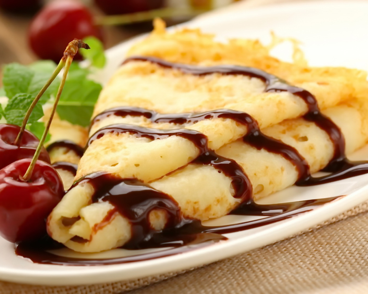 Изысканные блинчики с шоколадом и вишней на Масленицу 