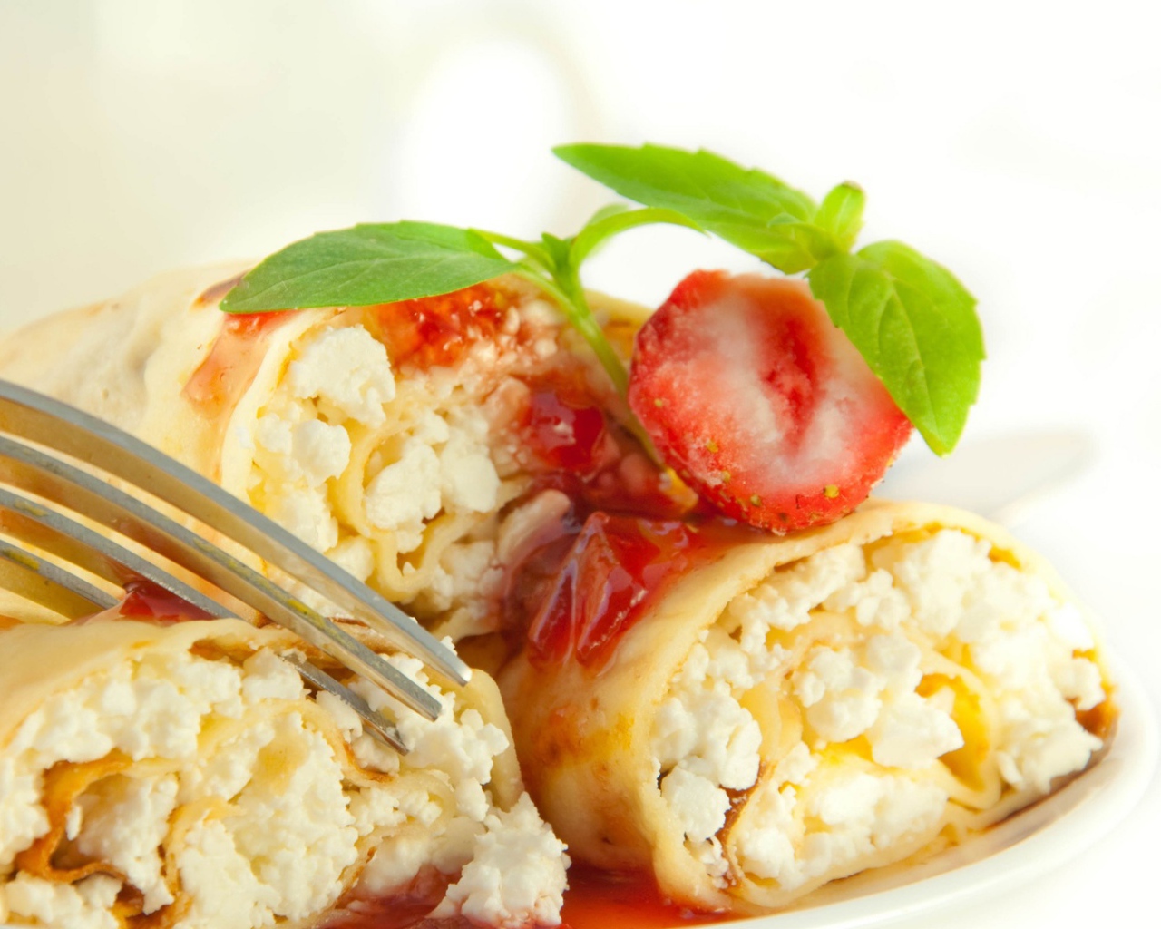 Ароматные блинчики с творогом и клубникой 