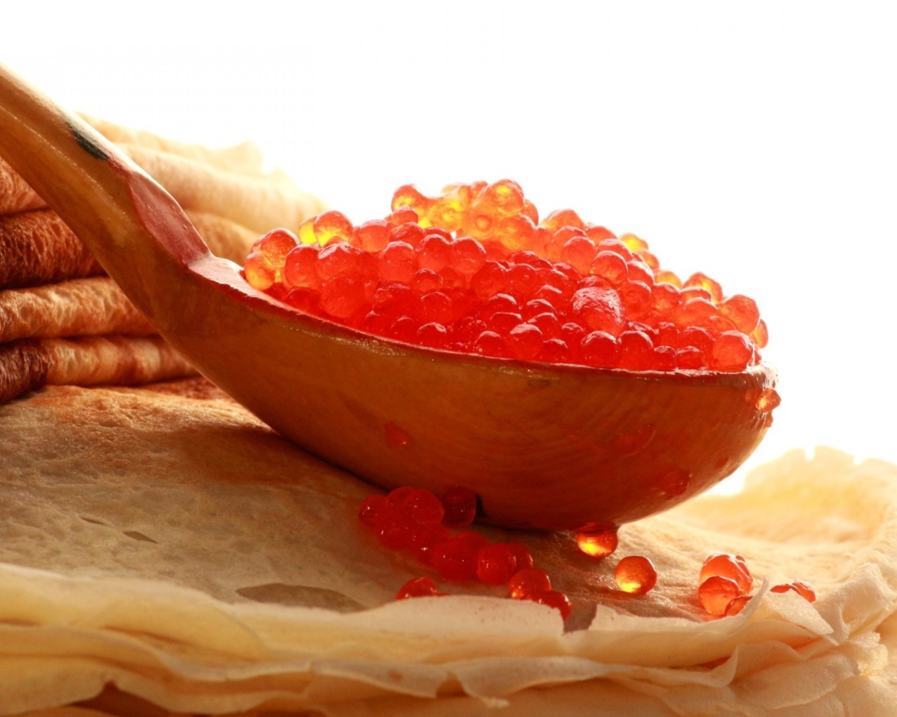 Блинчики и ложка красной икры на Масленицу 2017 