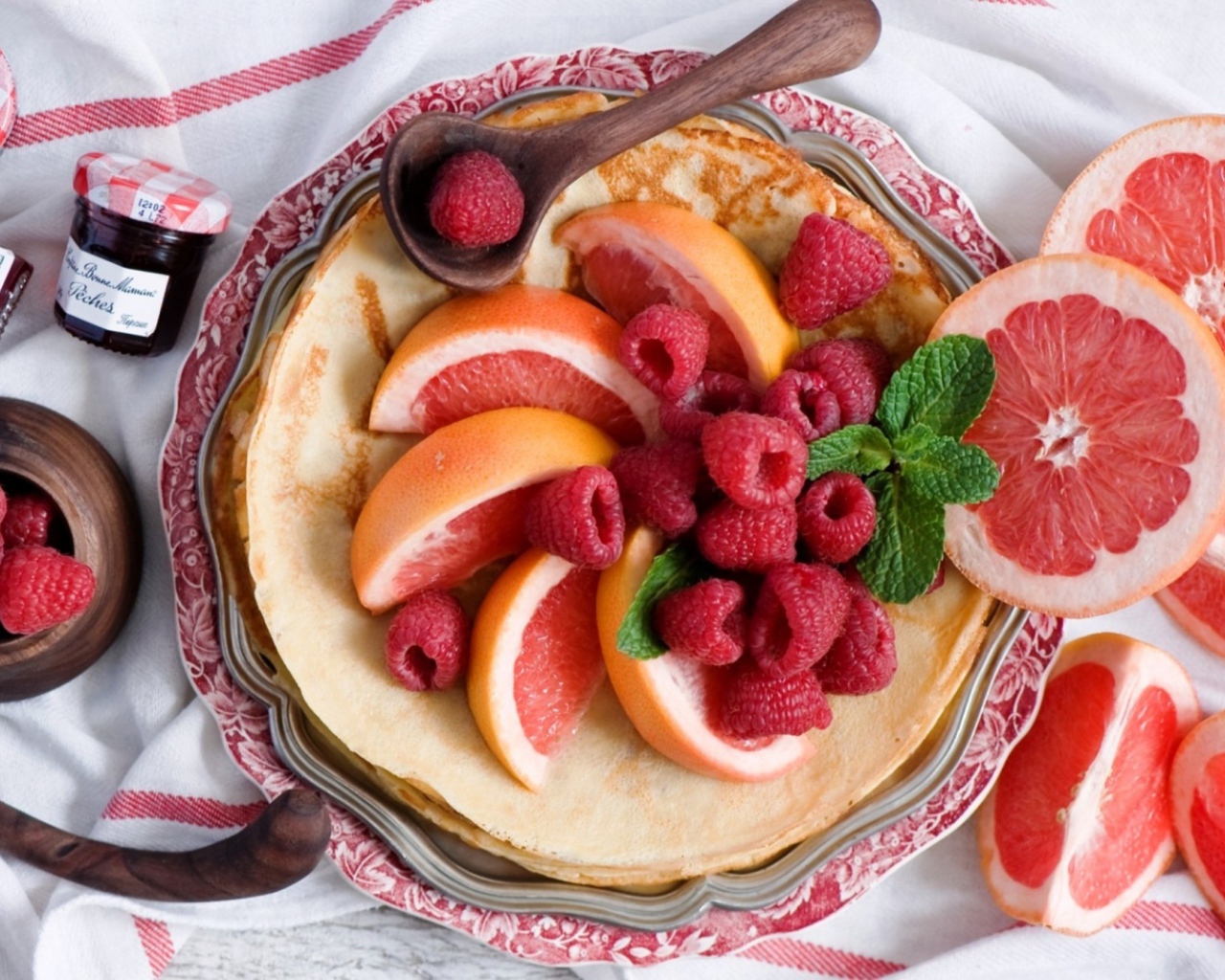 Блины с грейпфрутом и малиной на Масленицу 