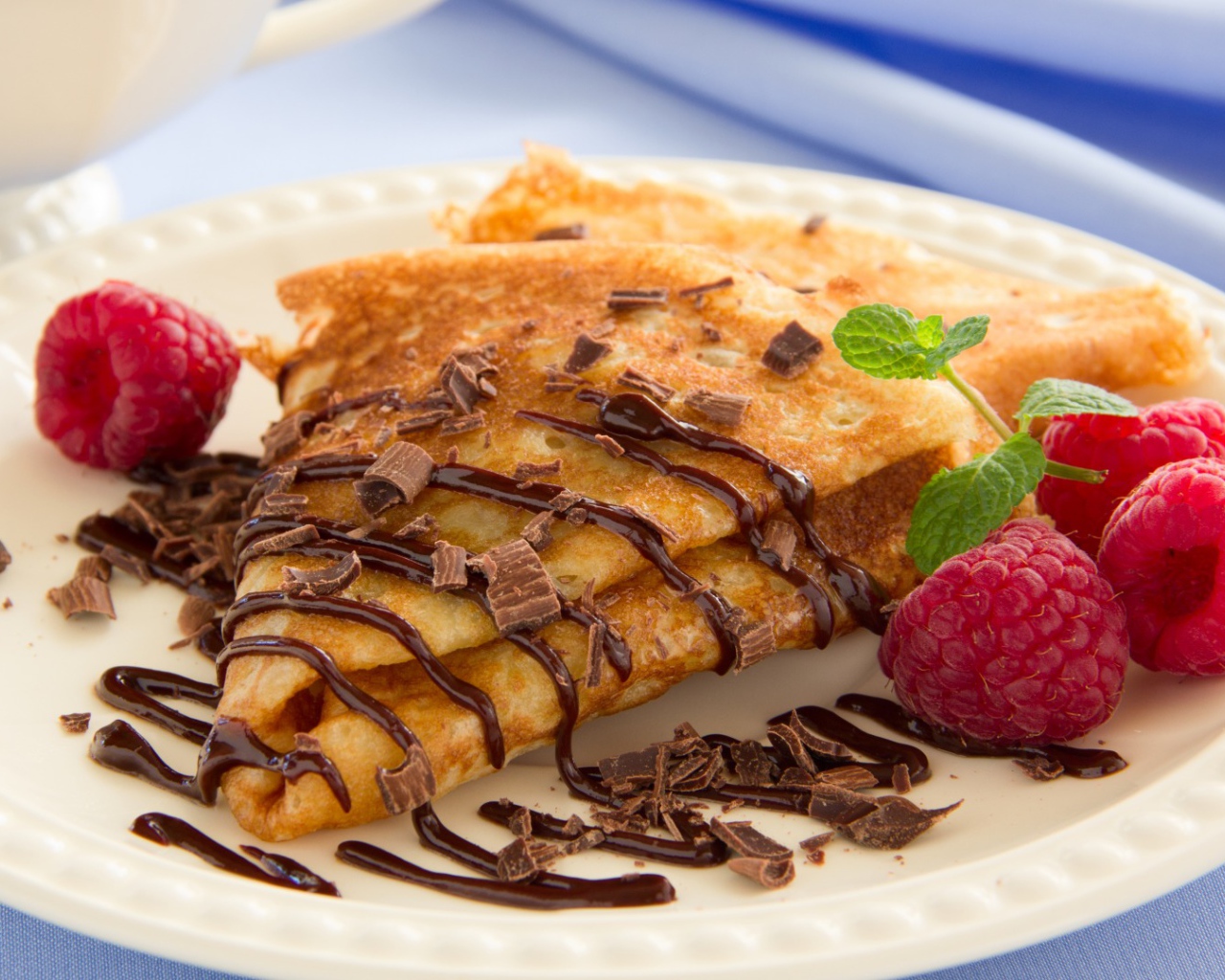 Блины с тертым шоколадом и малиной 