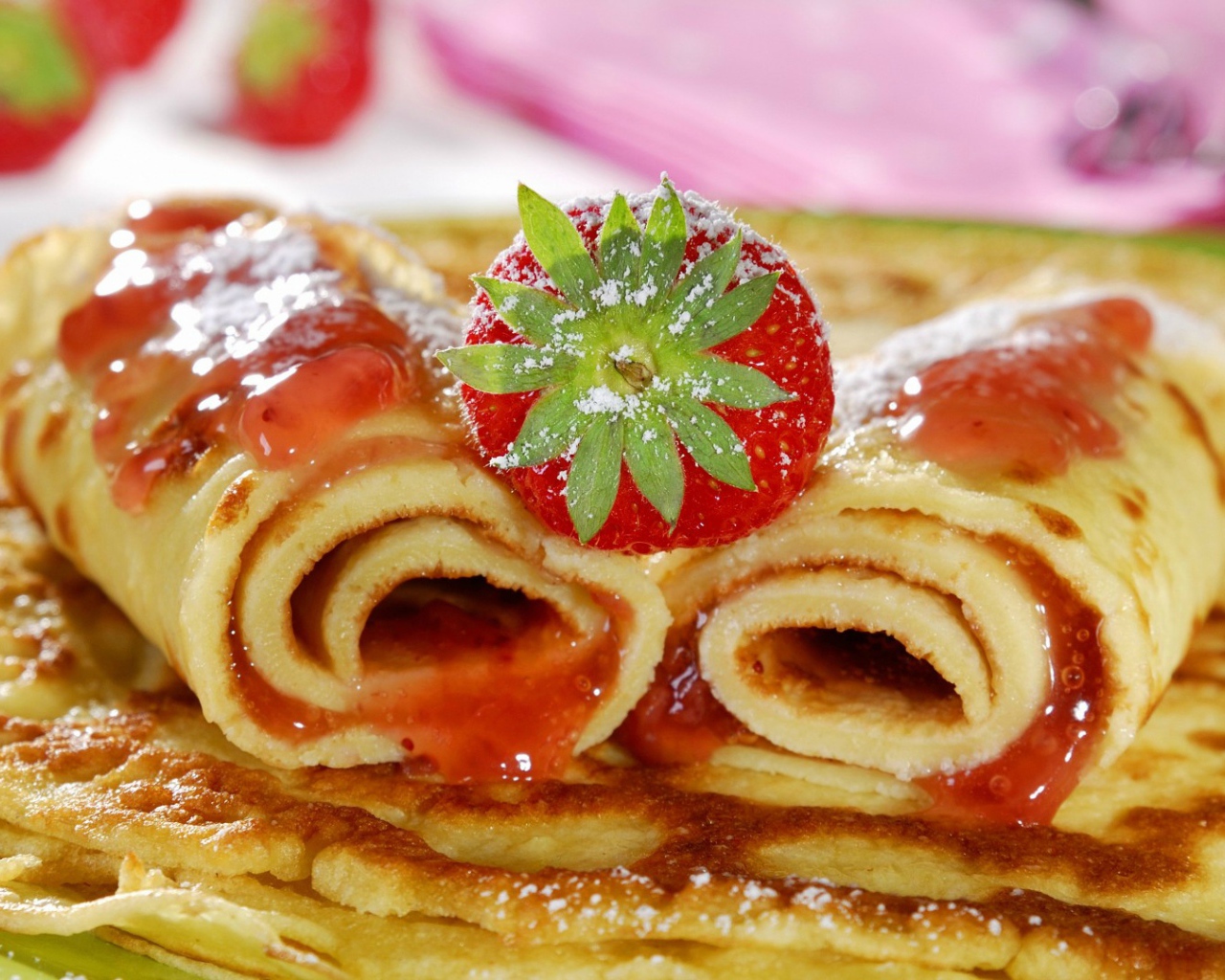 Блины с джемом и клубникой на Масленицу 