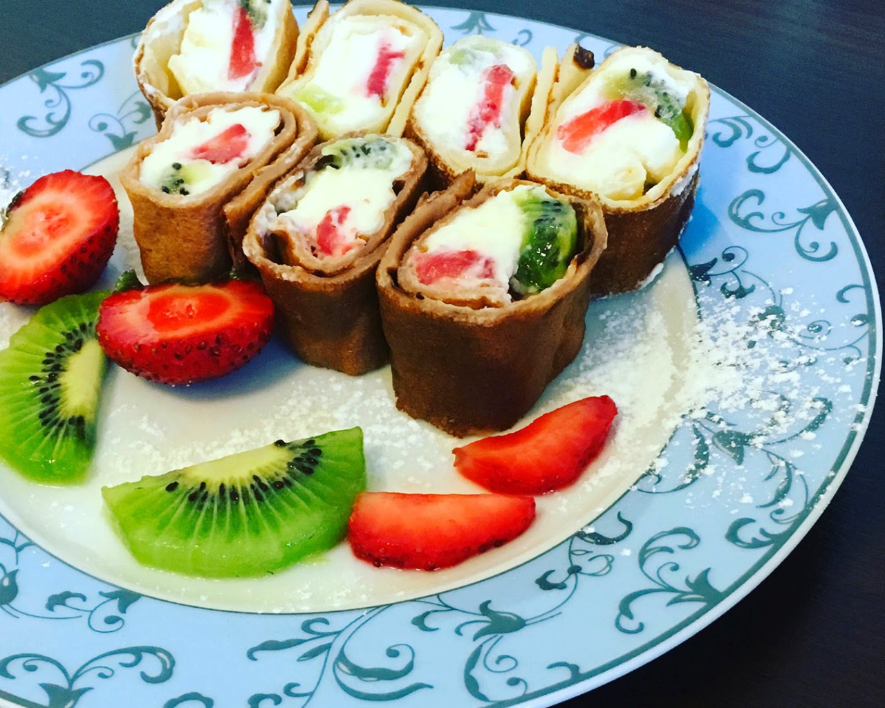 Роллы из блинов с ягодами на Масленицу 