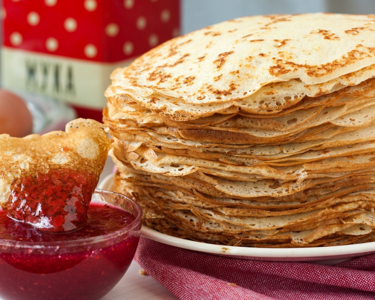 Тонкие блины с джемом на Масленицу 2017 