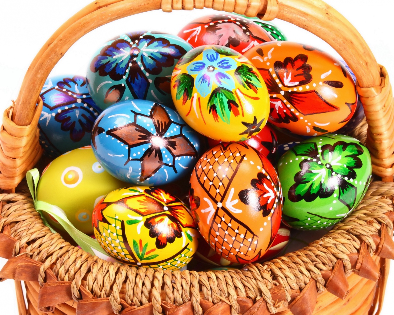 Корзина расписных пасхальных яиц 