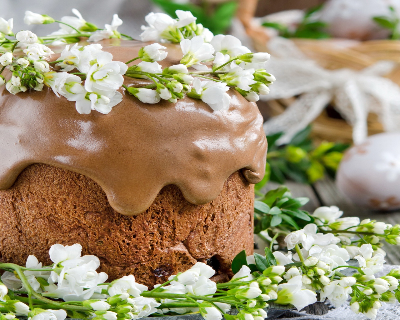 Красивый пасхальный кулич с шоколадной глазурью и цветами 