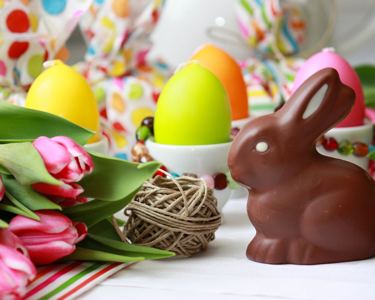 Шоколадный пасхальный кролик и тюльпаны 