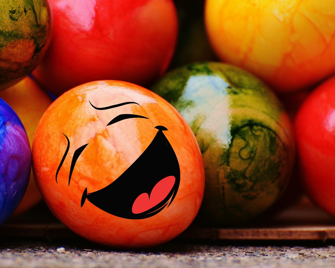 Пасхальное яйцо смайлик 