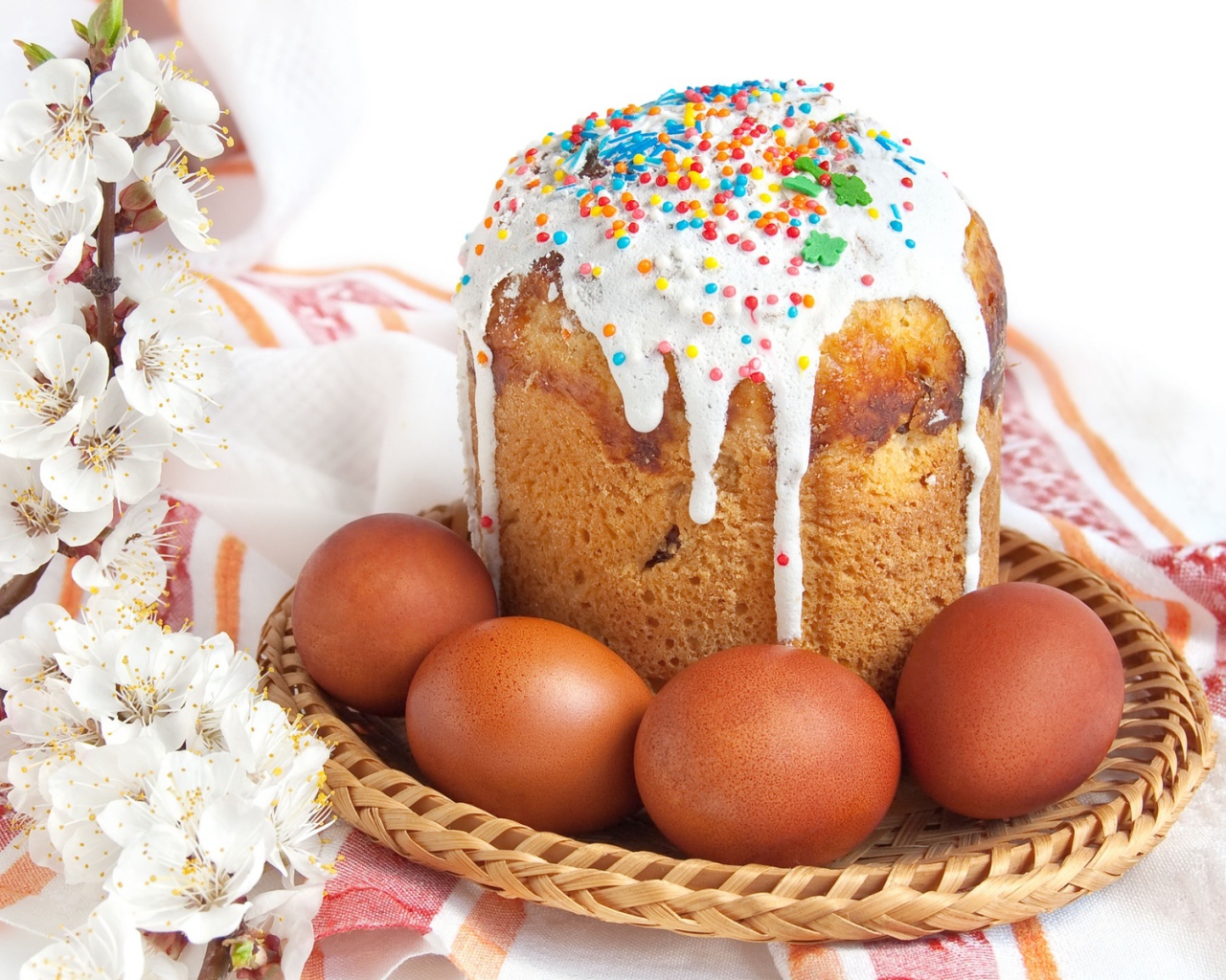 Пасхальный кулич и яйца на праздничном столе 