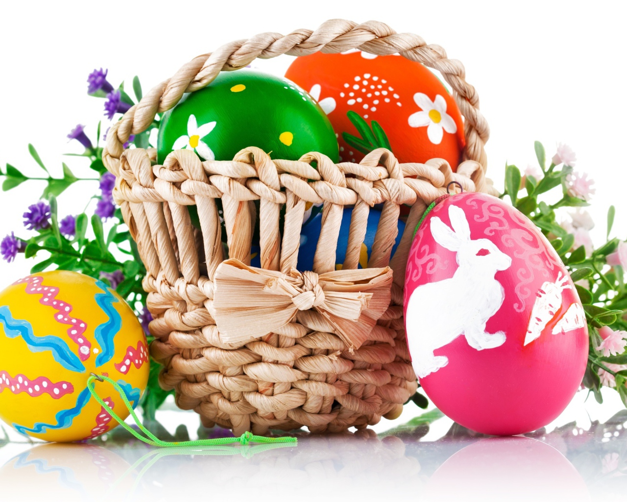 Пасхальные яйца с рисунком в корзине,  на белом фоне 
