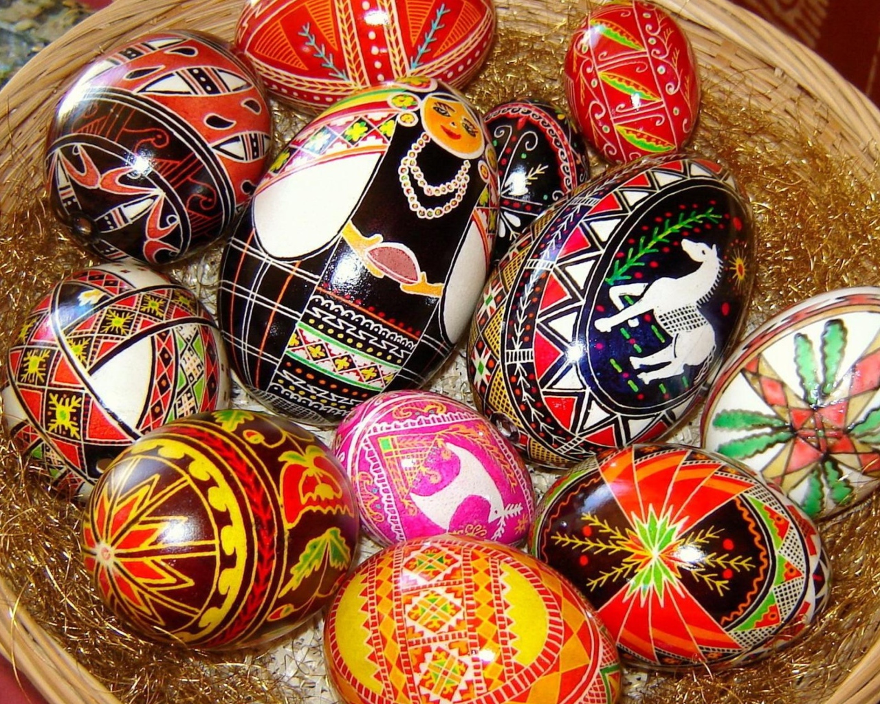 Праздничные узоры на пасхальных яйцах 