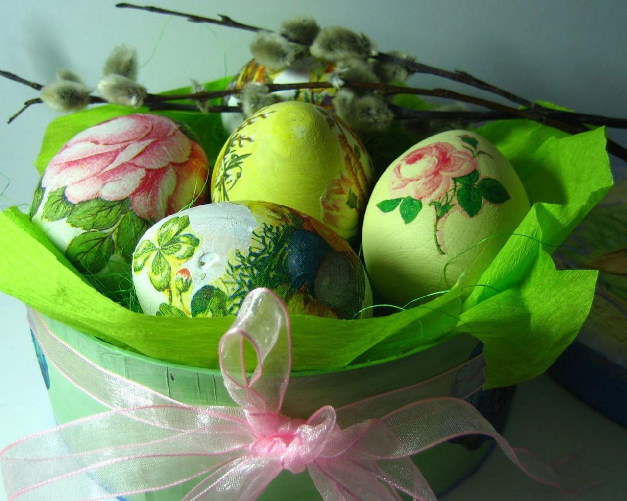 Расписанные пасхальные яйца в праздничной коробке 
