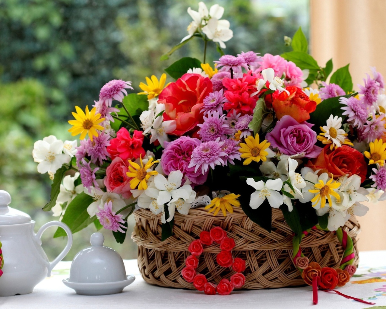 Корзина цветов подарок на 8 Марта