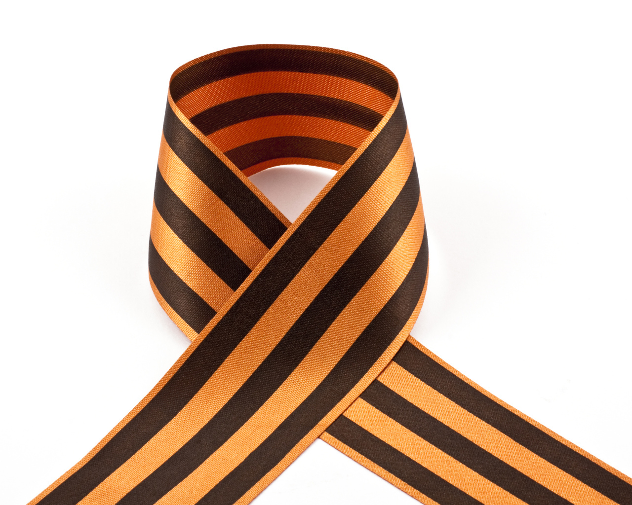 Георгиевская ленточка на день Победы 9 мая на белом фоне 