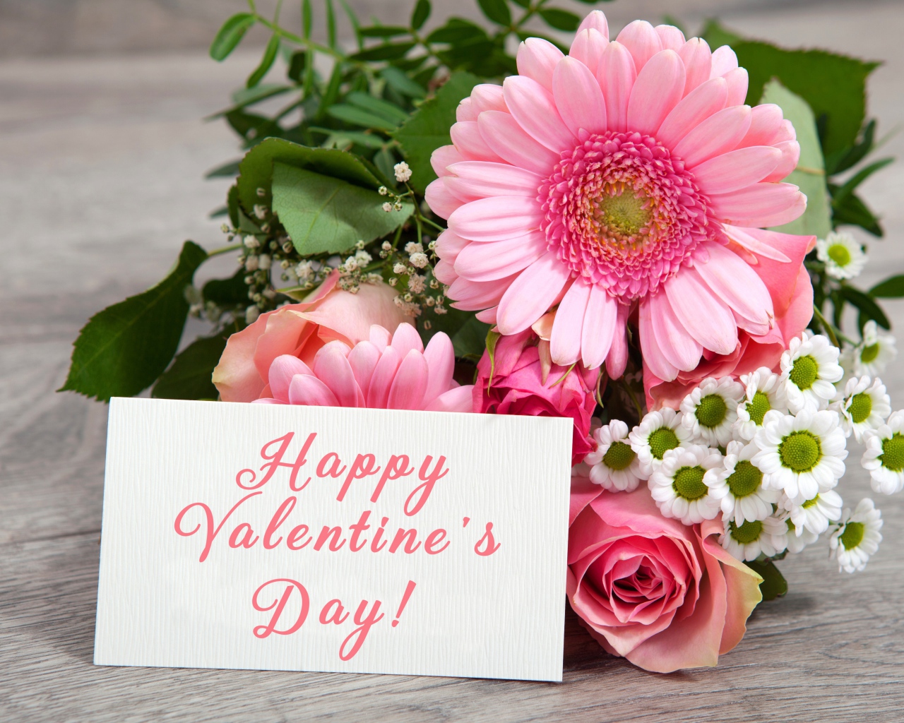 Букет розовых гербер с розами и ромашками с открыткой на День Святого Валентина