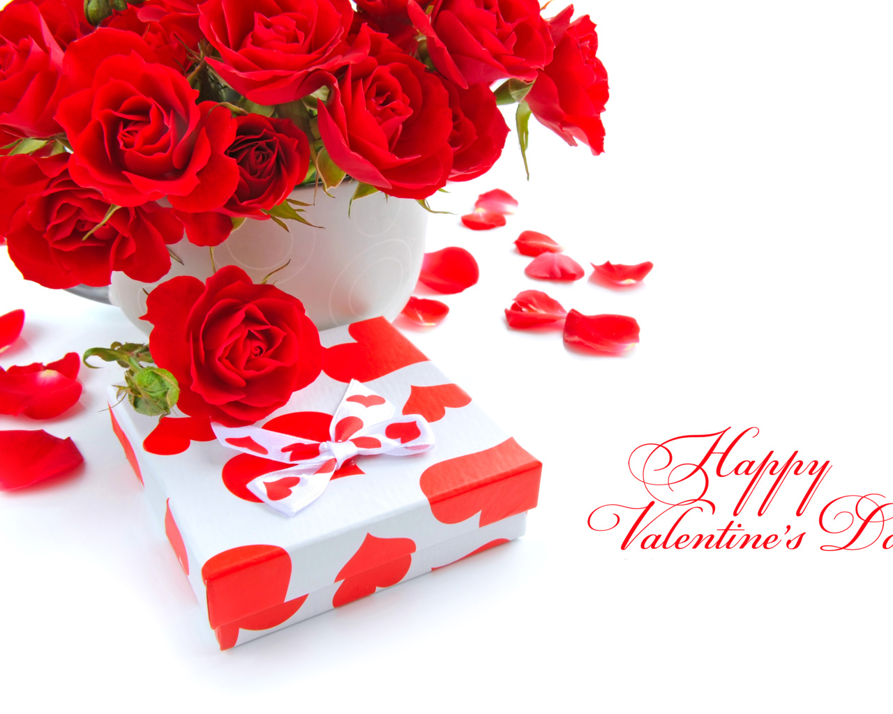 Букет красных роз с подарком на белом фоне на День Святого Валентина