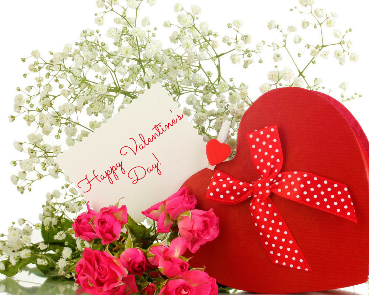 Коробка в виде сердца и нежные цветы на День Святого Валентина 