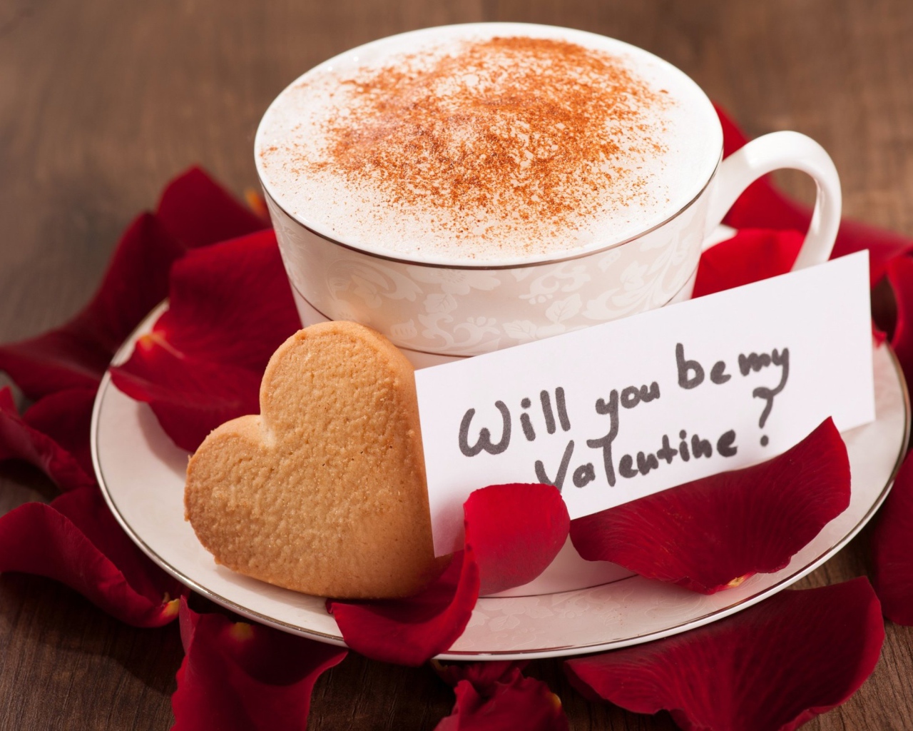 Кружка кофе с печеньем и лепестками роз на день святого Валентина