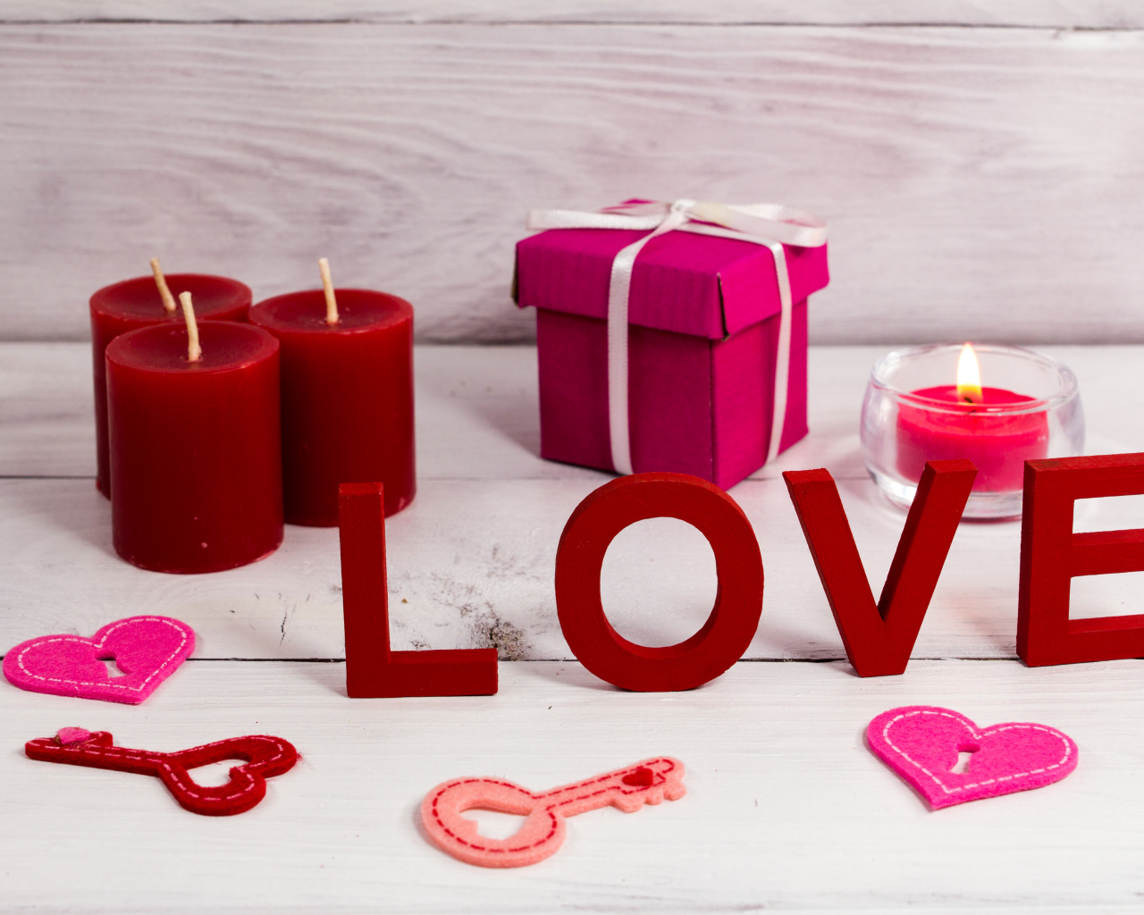 Подарок, красные свечи и надпись Любовь на День Святого Валентина, 14 февраля
