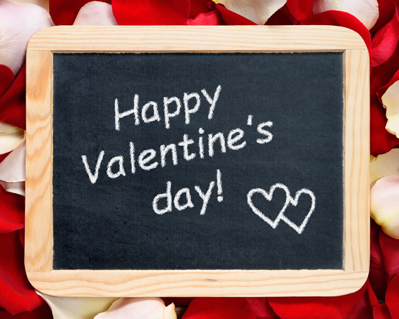 Табличка с надписью С днем Святого Валентина на фоне лепестков роз