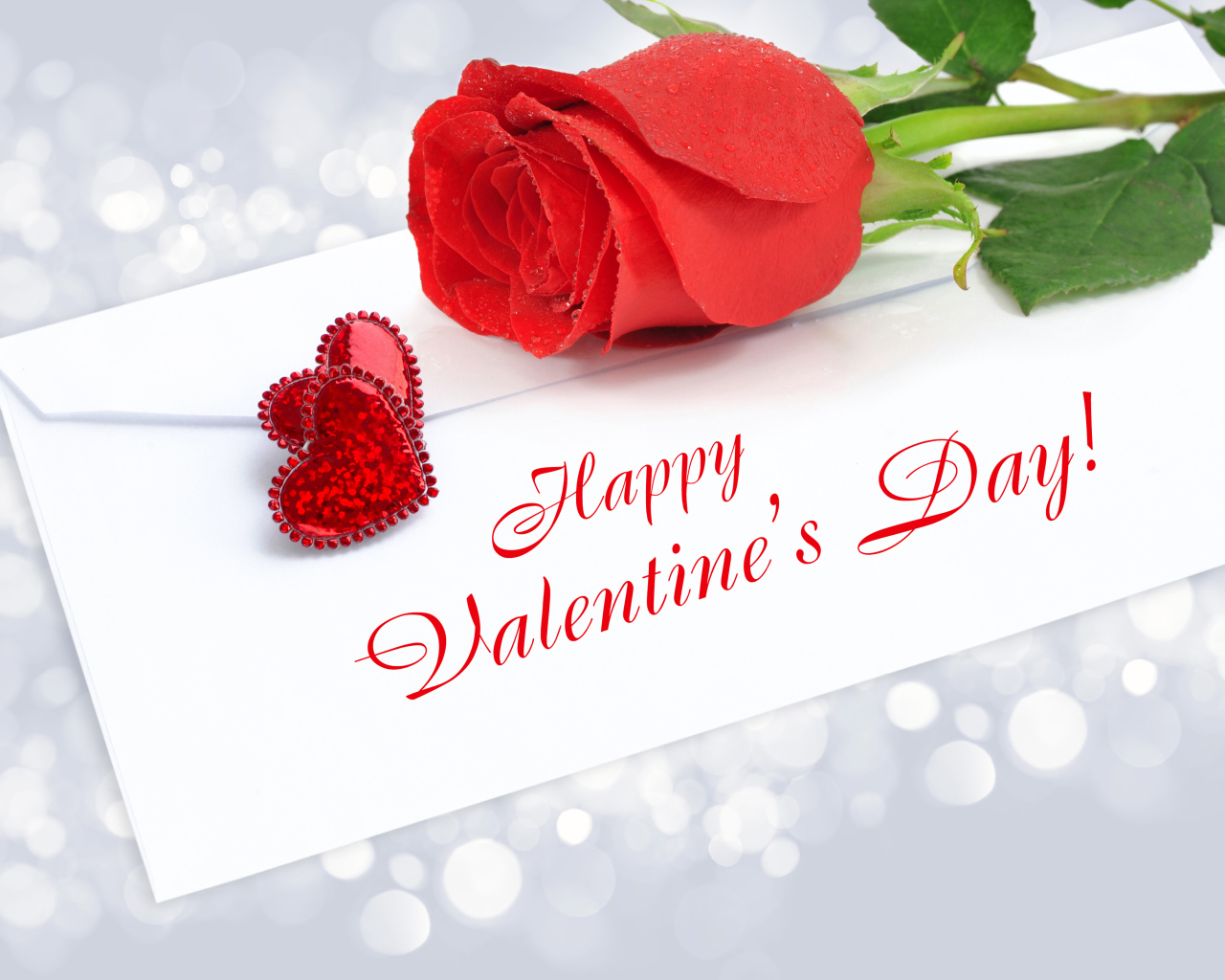 Красная красивая роза и письмо на День Святого Валентина, 14 февраля