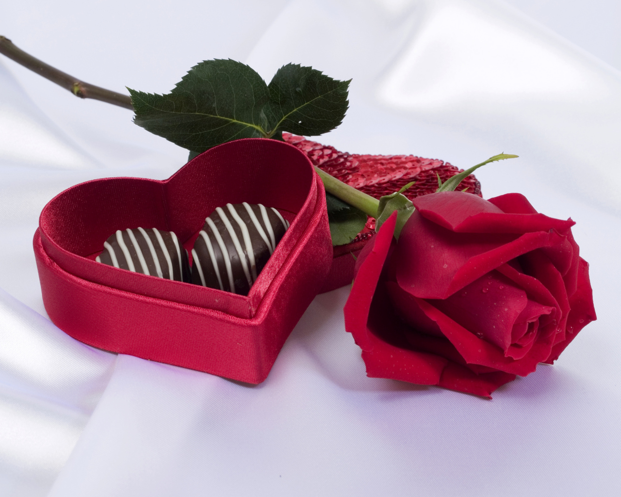Красная коробка в форме сердца с красной розой в подарок на День Святого Валентина