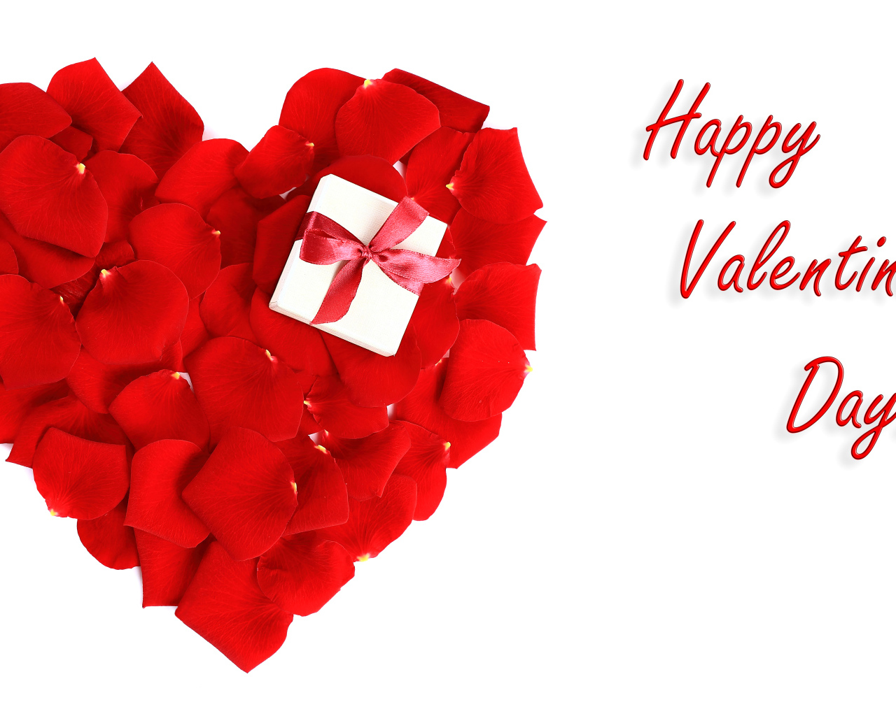 Красное сердце из лепестков розы и надпись С Днем Святого Валентина на белом фоне