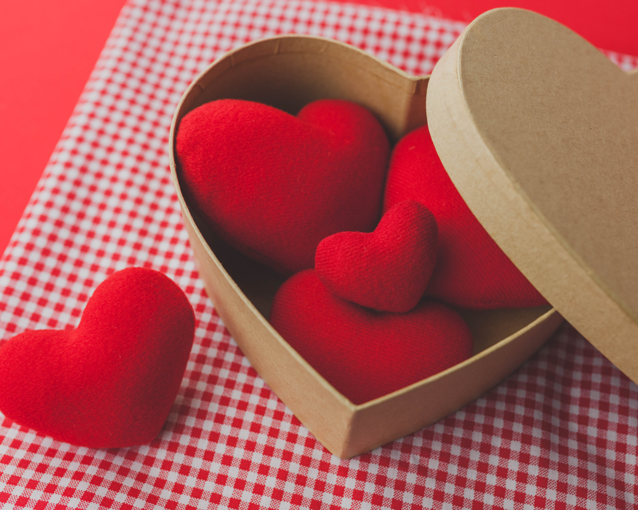 Красные сердечки в коробке на День Святого Валентина, 14 февраля