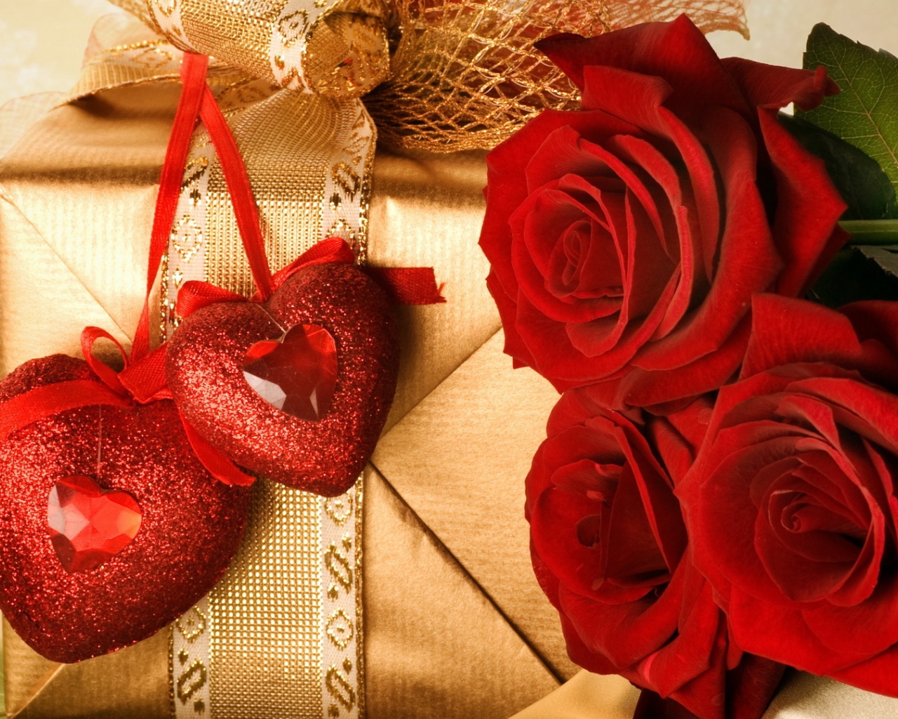 Красные розы и подарок ко Дню Святого Валентина 