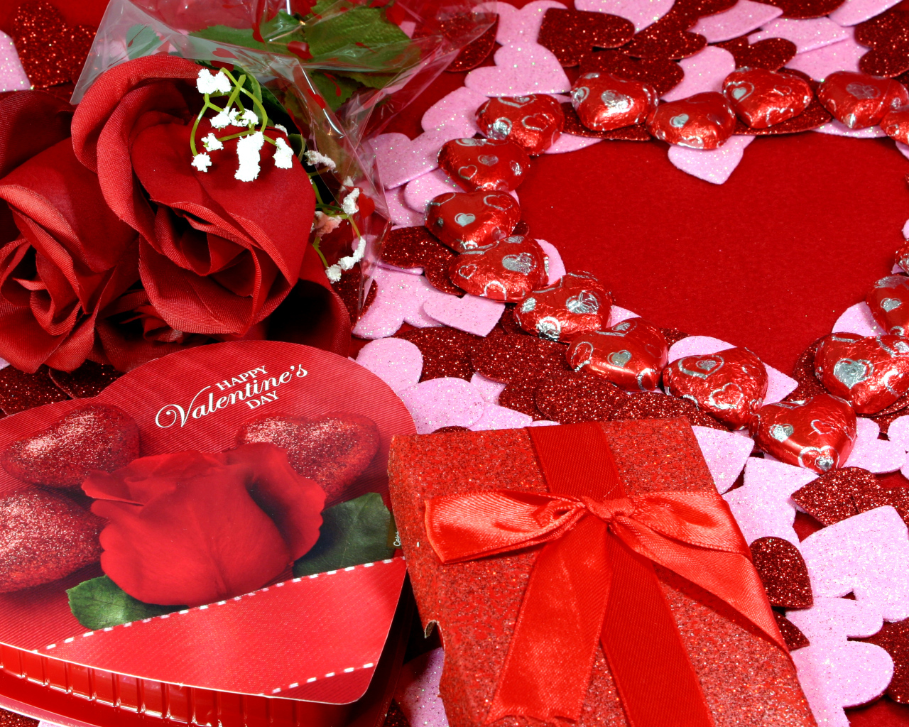 Красные розы и подарки на День Святого Валентина