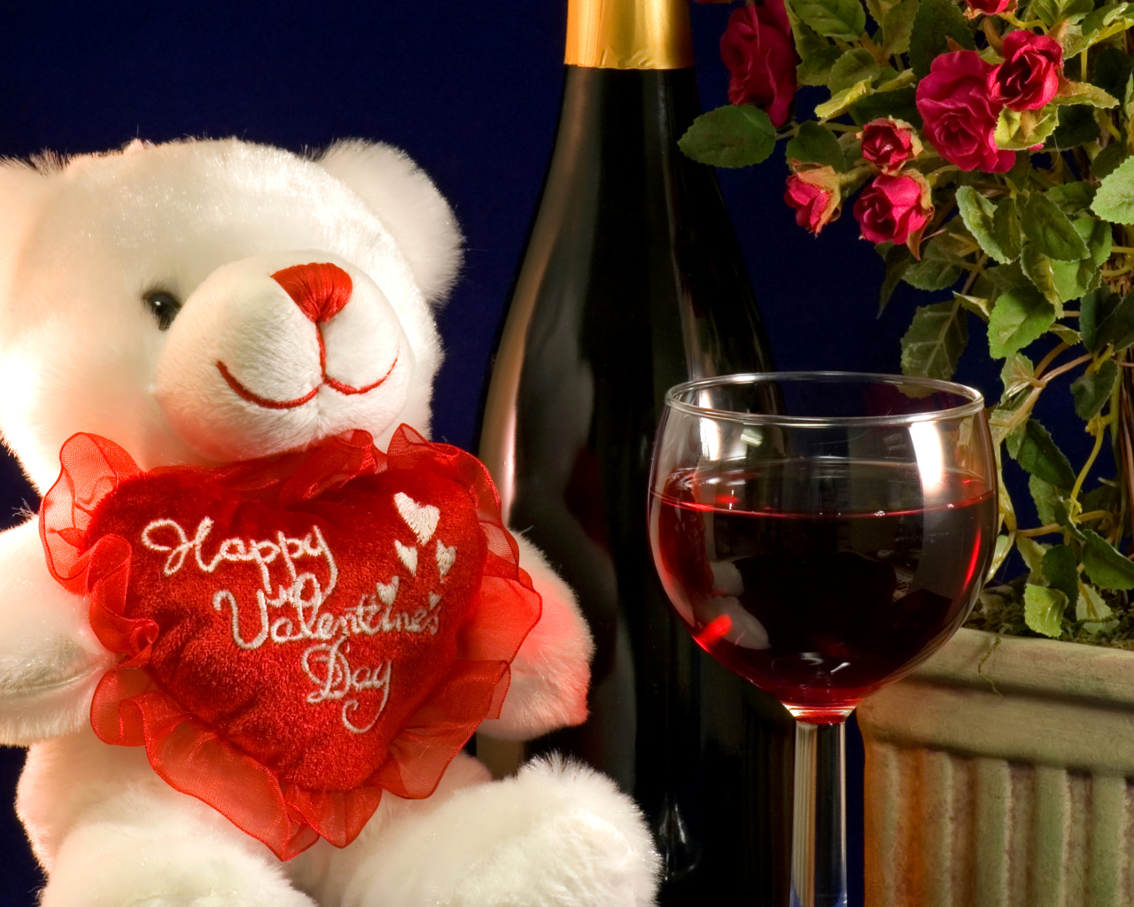Плюшевый мишка и красное вино на День Святого Валентина, 14 февраля