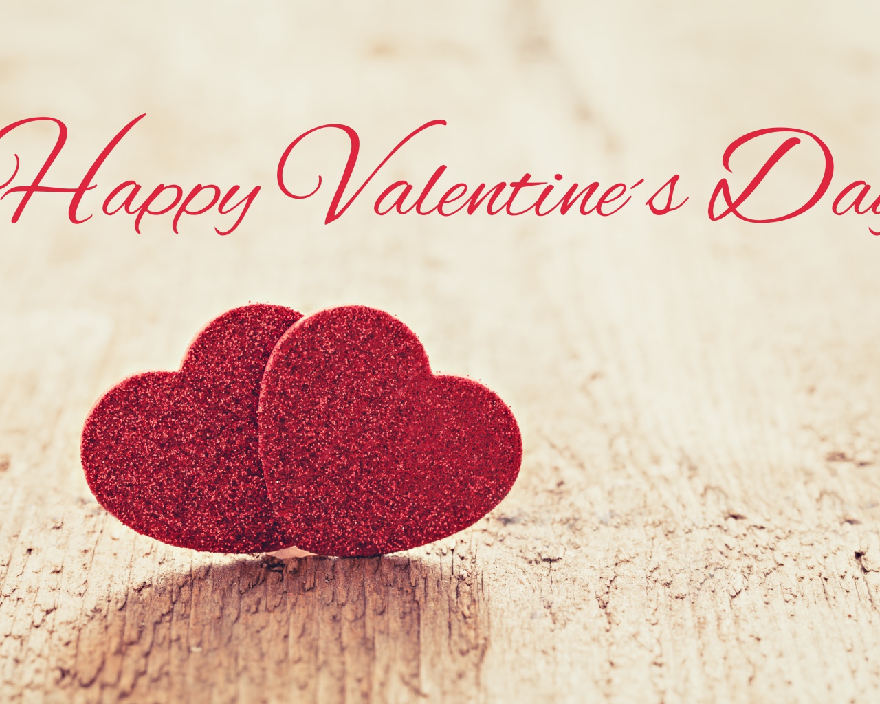 Два красных сердца на фоне надписи С Днем Святого Валентина