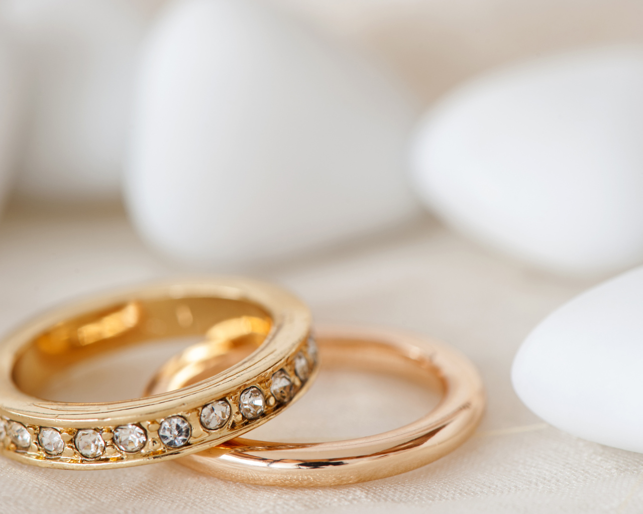 Два красивых  обручальных кольца