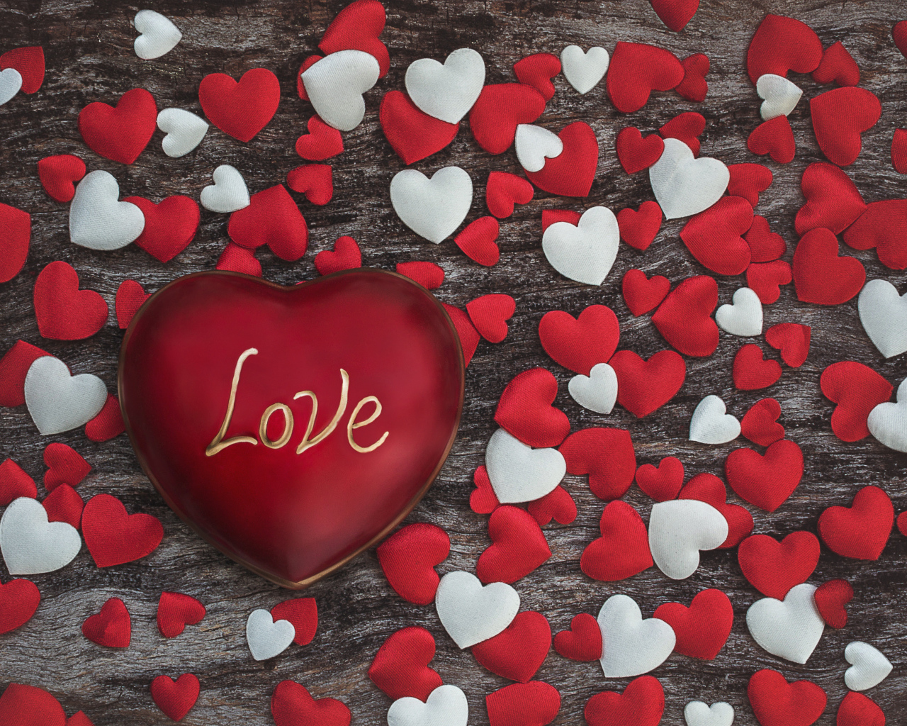 Большое красное сердце с надписью Любовь среди маленьких сердечек