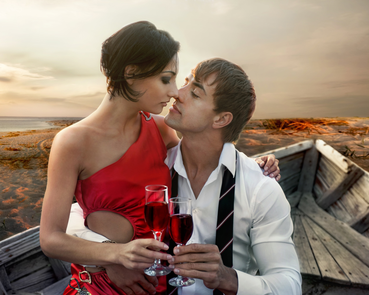 Влюбленная пара сидит в деревянной лодке с бокалами вина