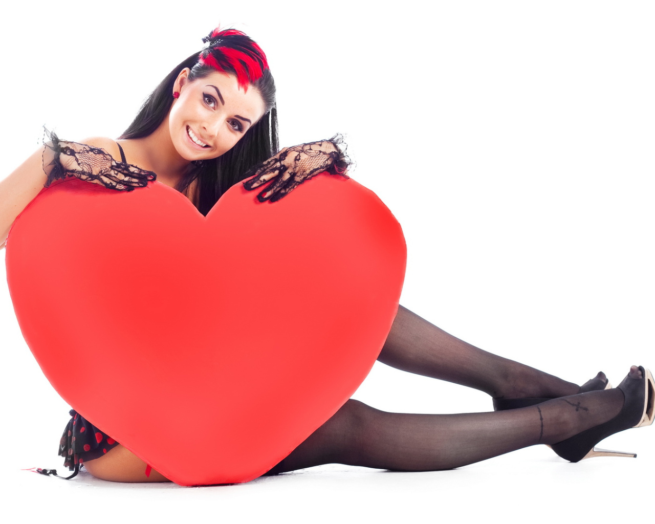 Красивая девушка с большим красным сердцем 