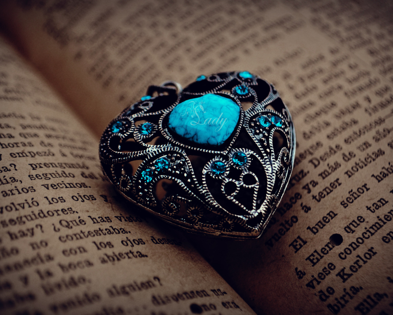 Красивый кулон в форме сердце с синим камнем 