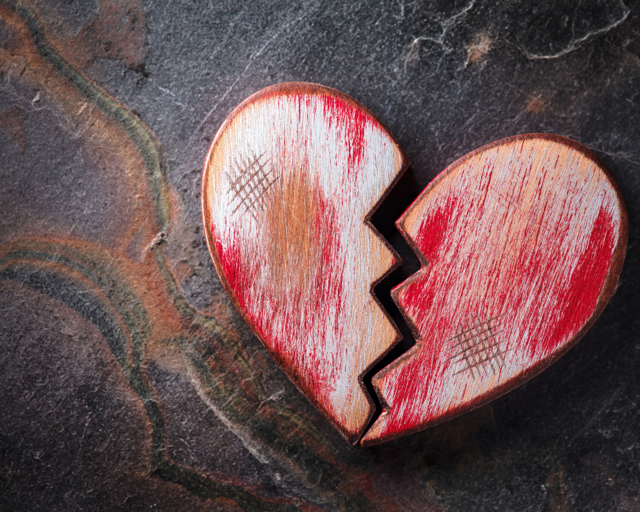 Разбитое деревянное красное сердце на столе