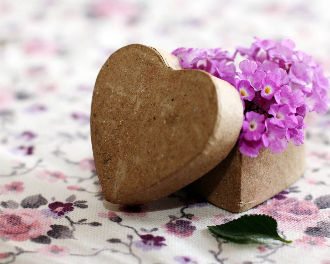 Коробочка в форме сердца с фиолетовыми цветами 