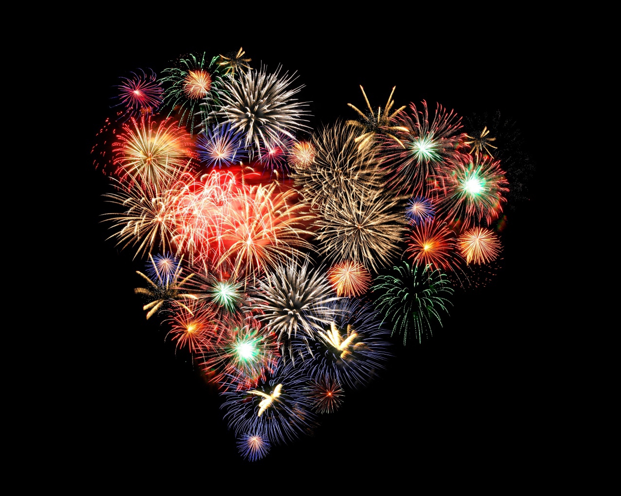 Фейерверк в виде сердца на черном фоне