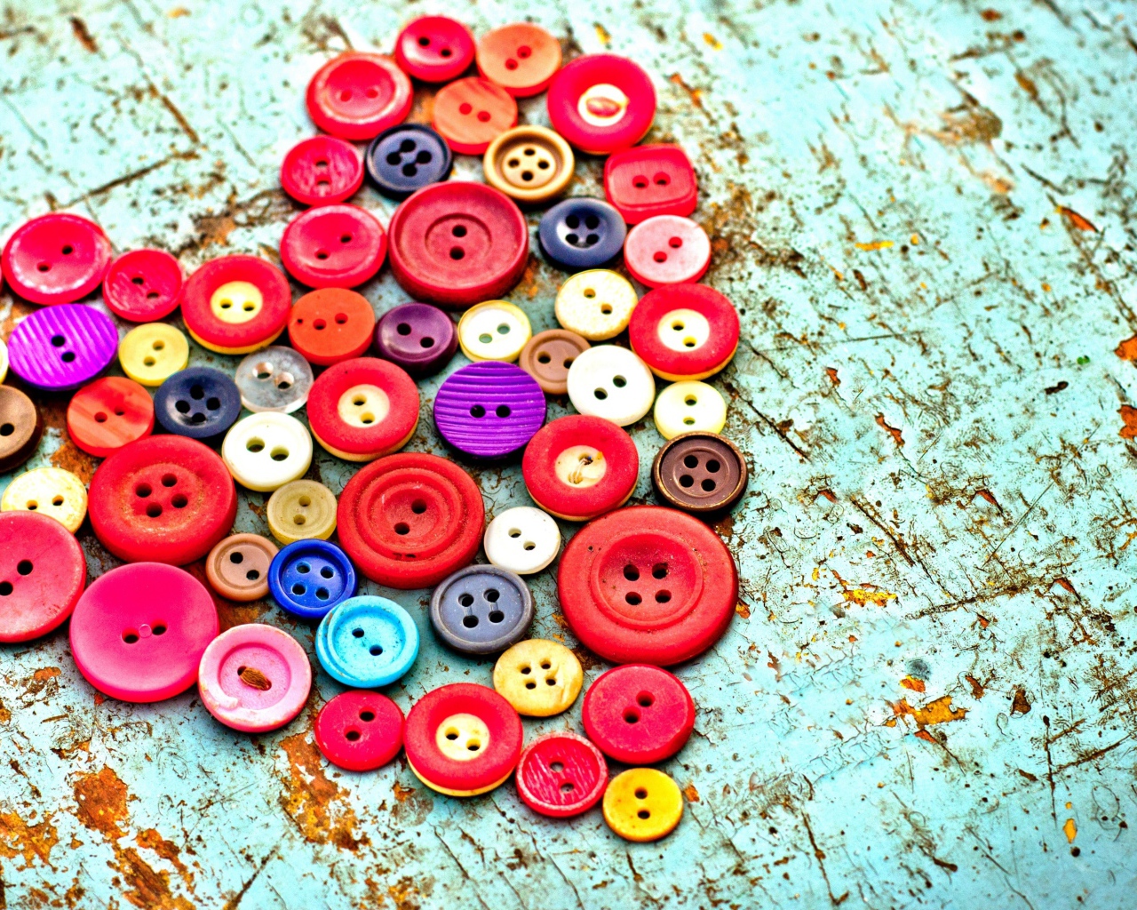 Сердце из разноцветных пуговиц