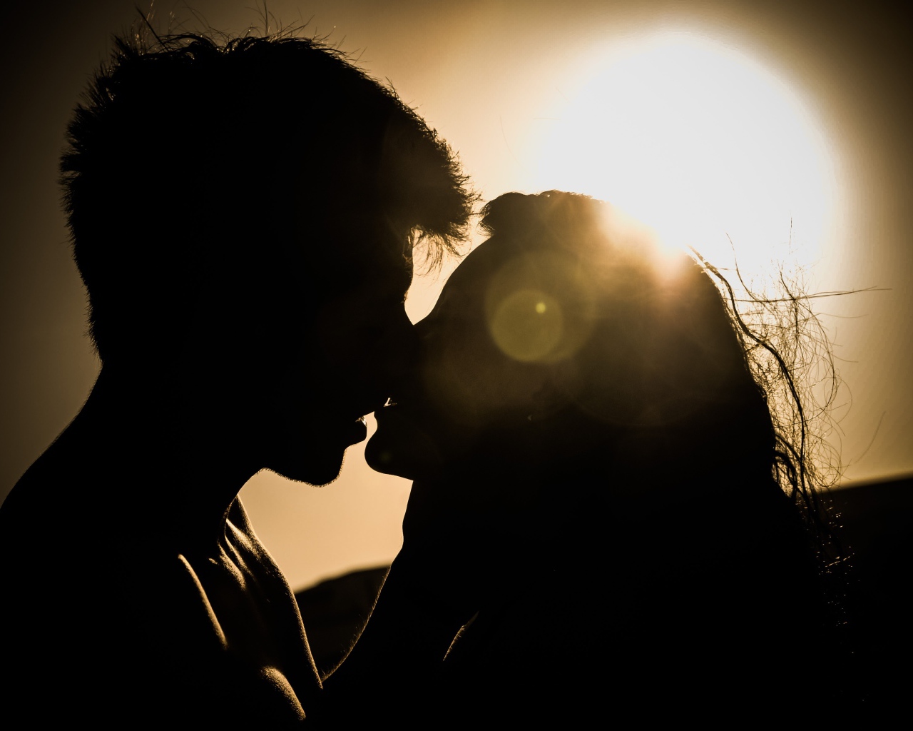 Поцелуй влюбленной пары при свете луны