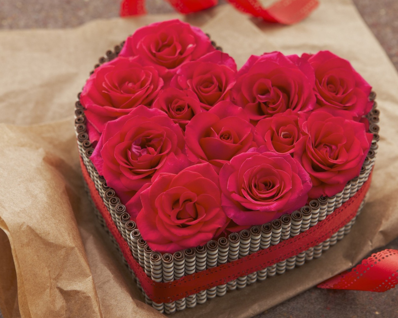Большая коробка в форме сердца с красными розами внутри