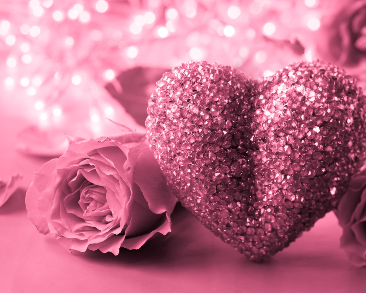 Большое розовое сердце с кристаллами и розовыми розами