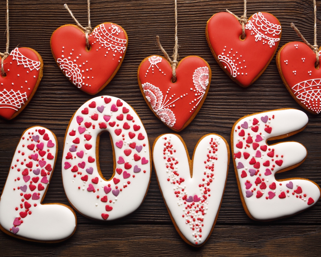 Надпись любовь и сердечки из имбирного печенья