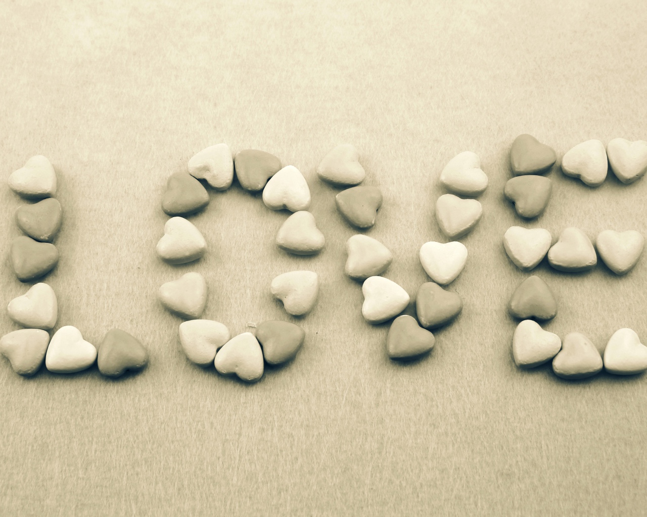 Надпись Любовь из камней в форме сердца