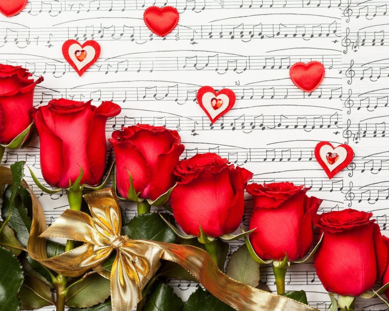 Ноты и красные розы 